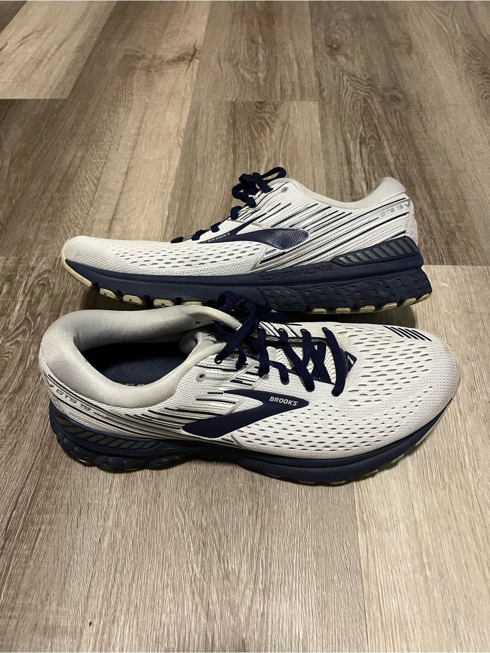 Brooks Men’s Adrenaline GTS 19 Running Shoes White / Navy size 11 medium